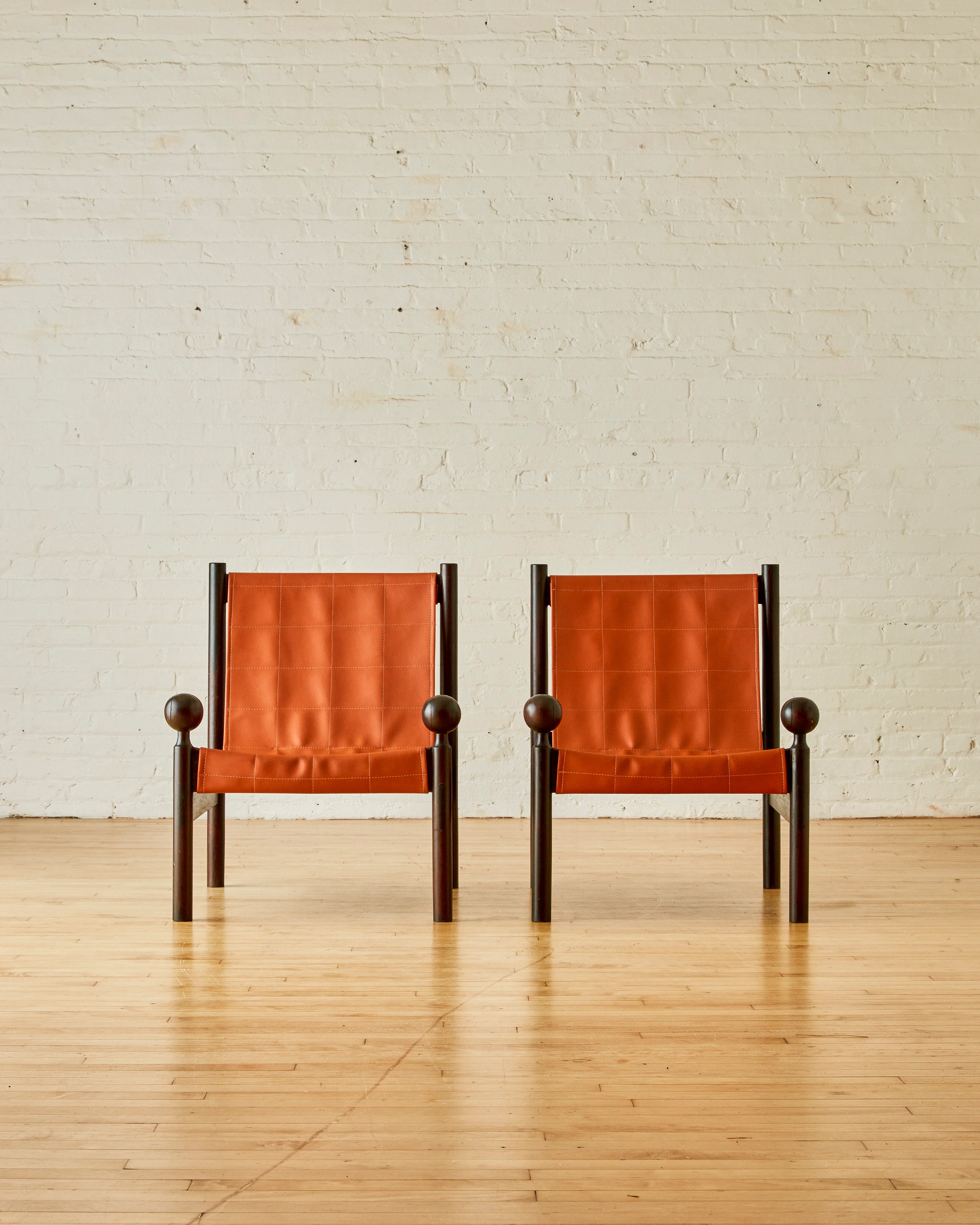 A PAIR OF OURO PETRO LOUNGE CHAIRS BY JORGE ZALSZUPIN - Image 3