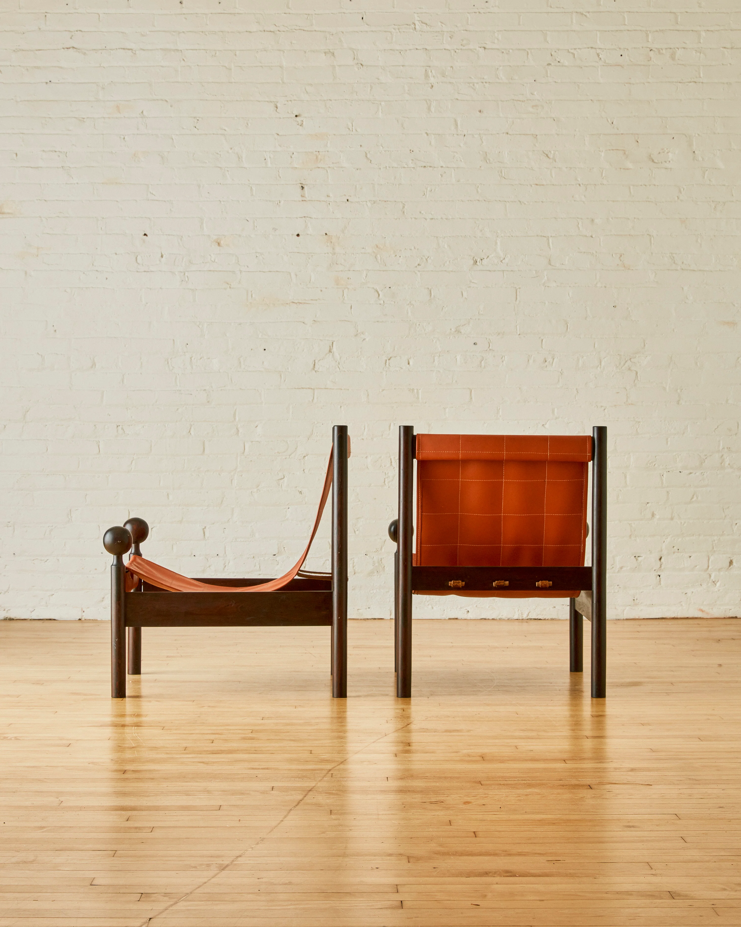 A PAIR OF OURO PETRO LOUNGE CHAIRS BY JORGE ZALSZUPIN - Image 4