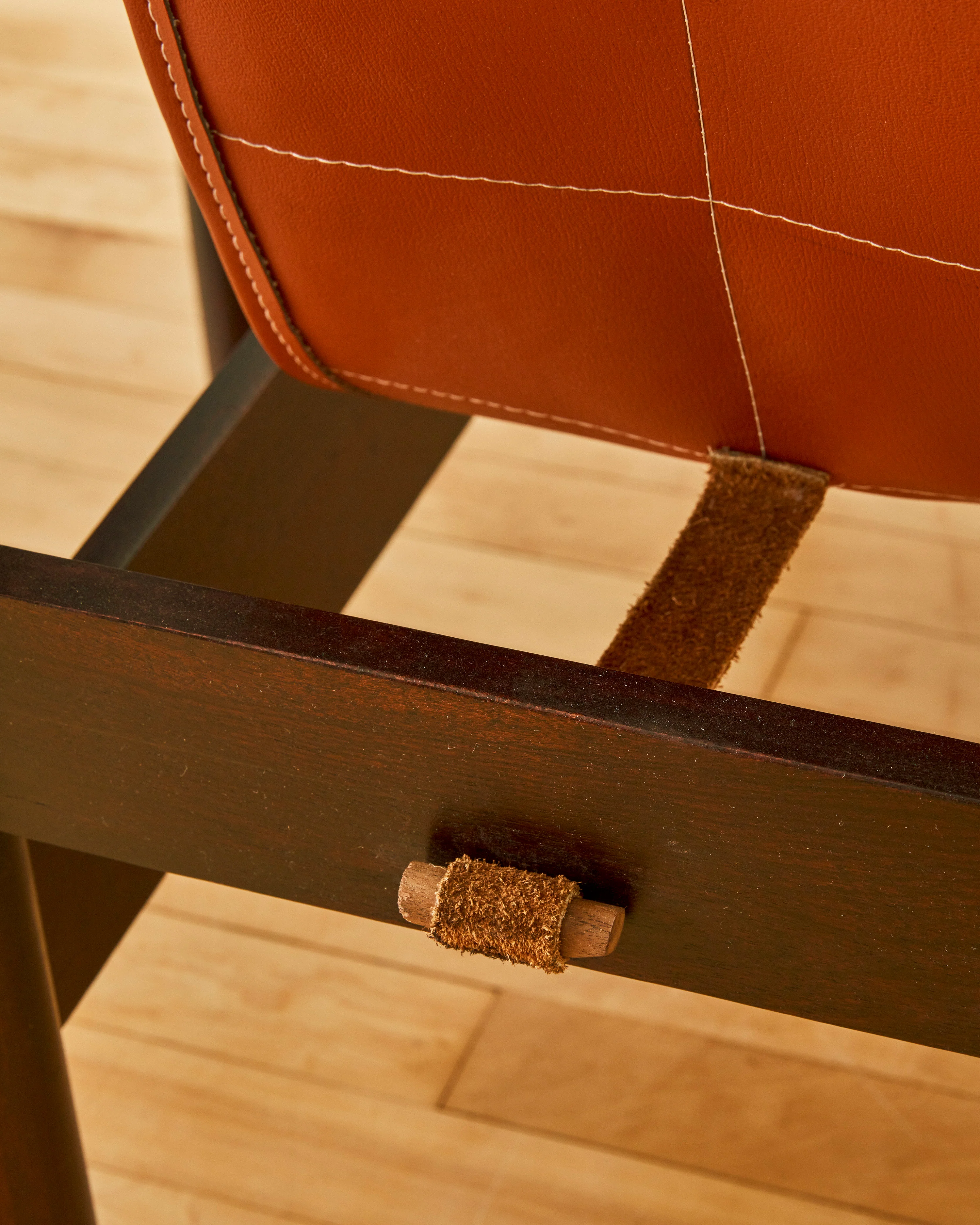 A PAIR OF OURO PETRO LOUNGE CHAIRS BY JORGE ZALSZUPIN - Image 8