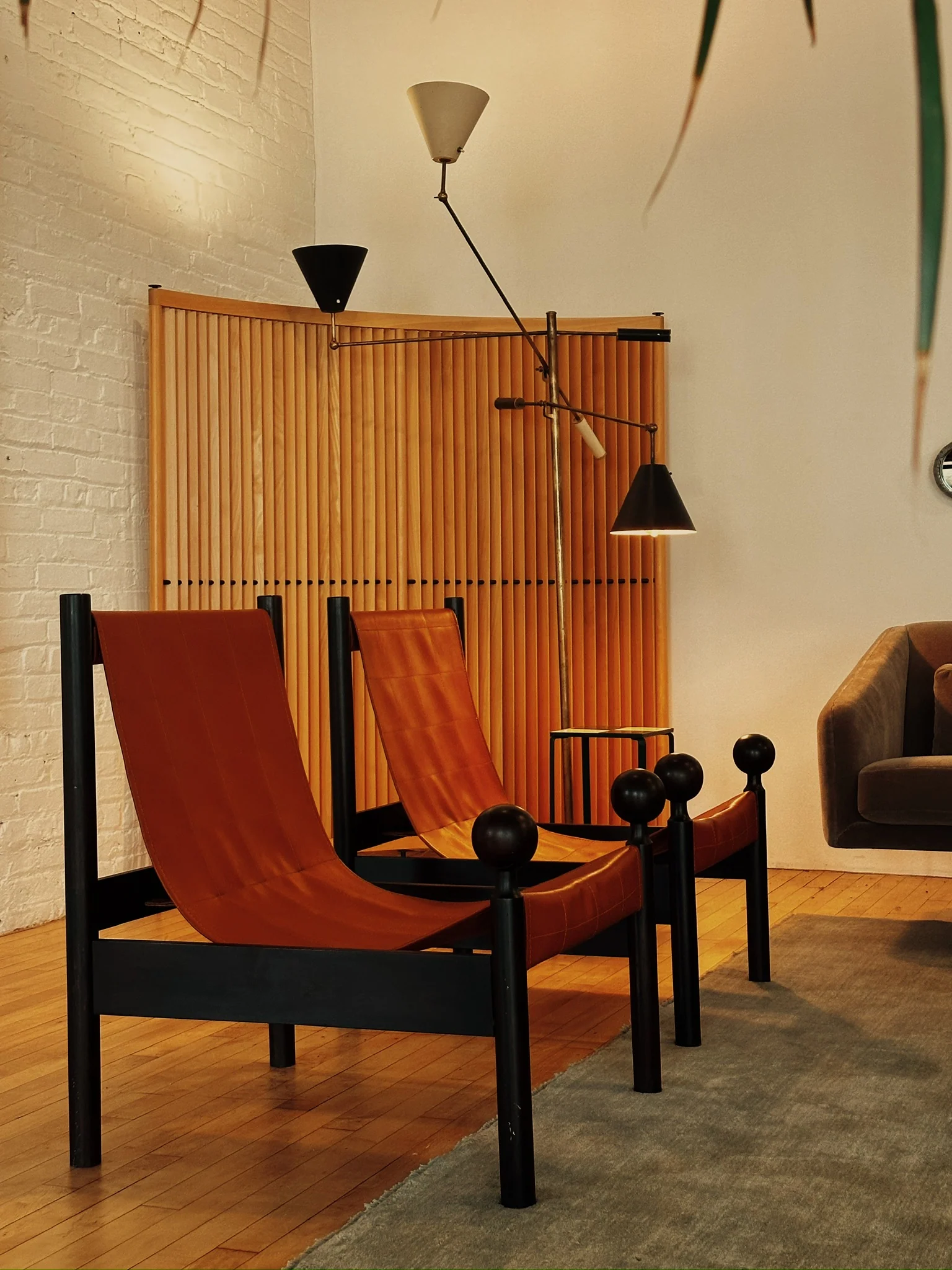 A PAIR OF OURO PETRO LOUNGE CHAIRS BY JORGE ZALSZUPIN - Image 9