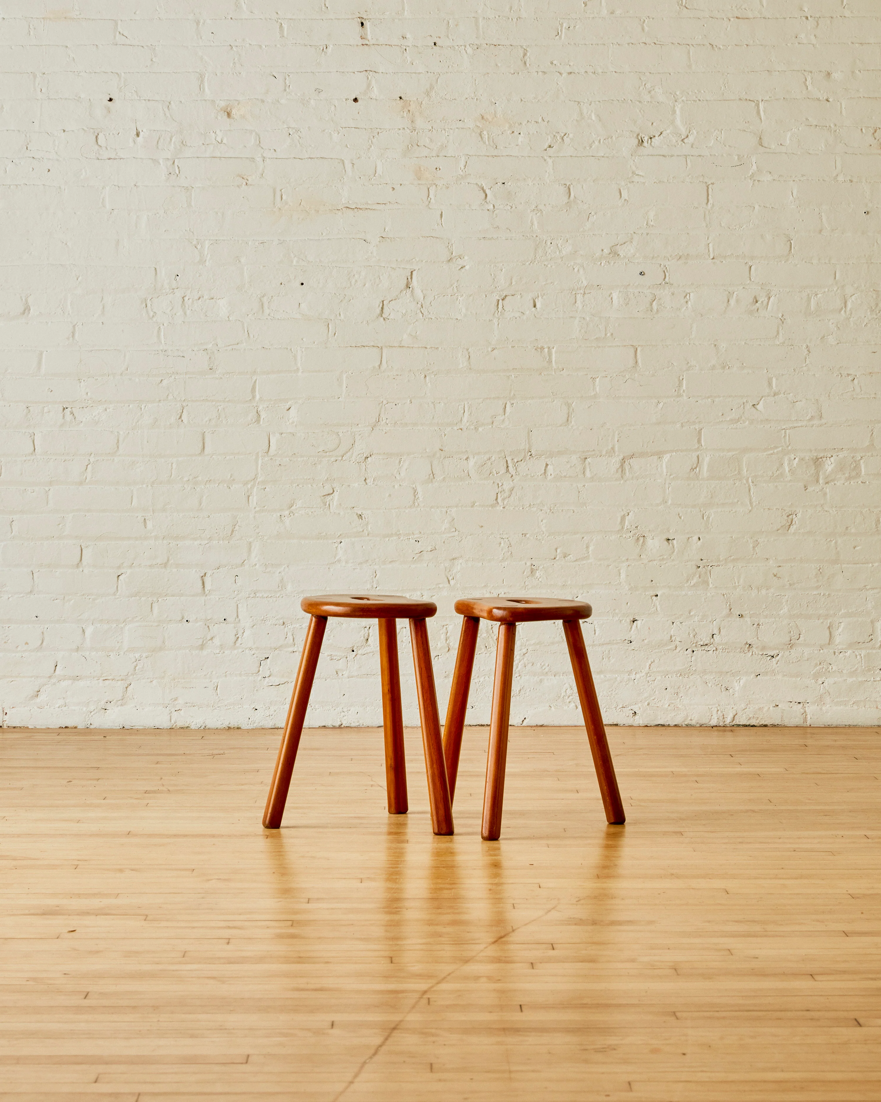 A PAIR OF TRIPOD ELM WOOD STOOLS C.1950 - Image 3