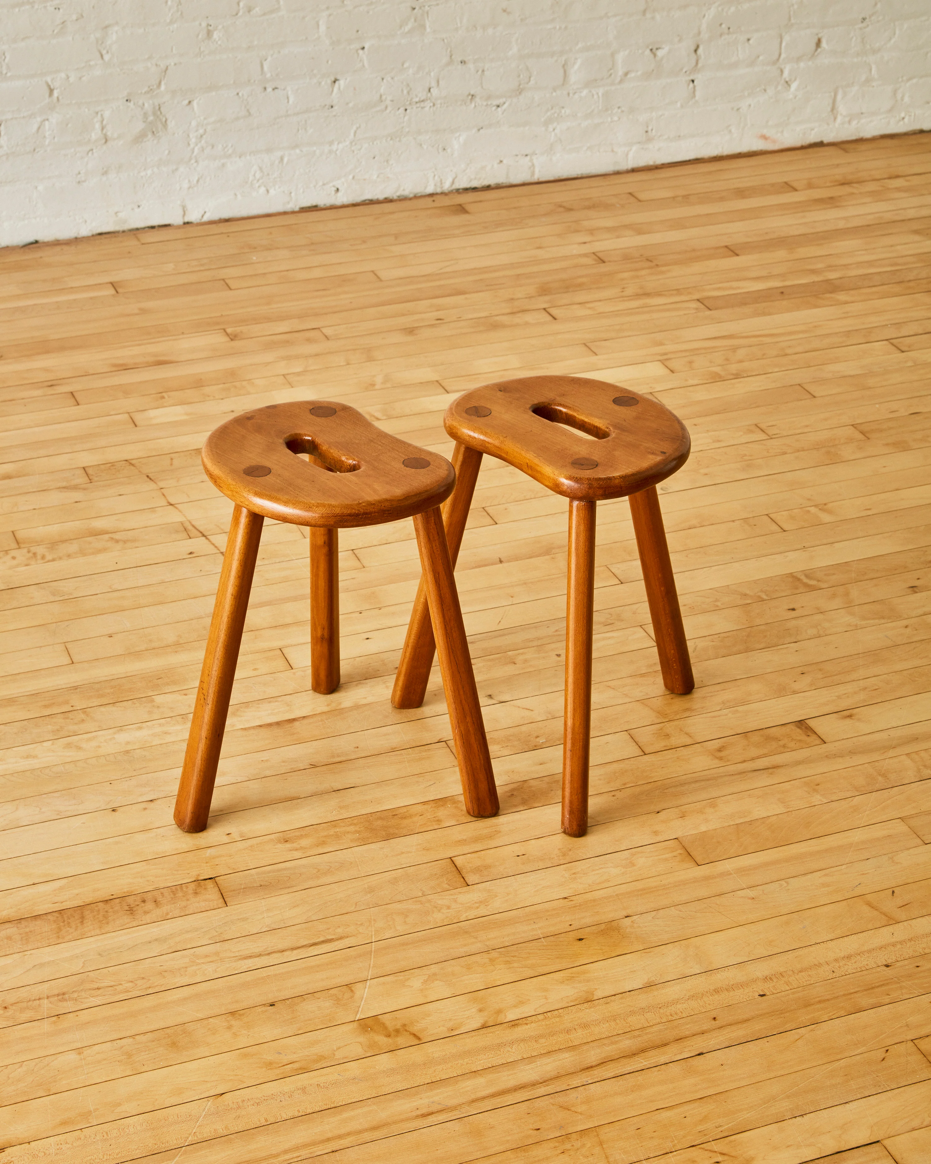 A PAIR OF TRIPOD ELM WOOD STOOLS C.1950 - Image 4