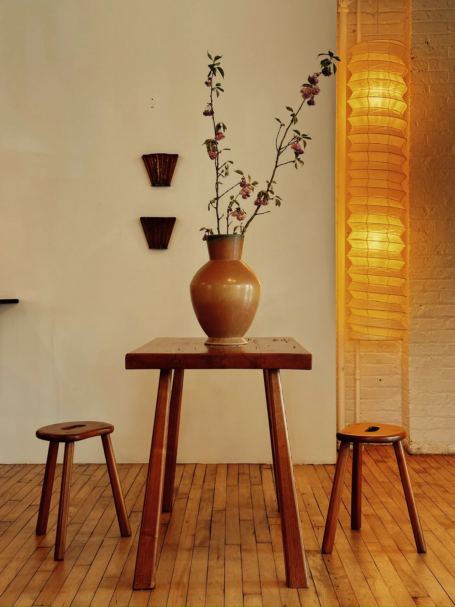 A PAIR OF TRIPOD ELM WOOD STOOLS C.1950 - Image 8