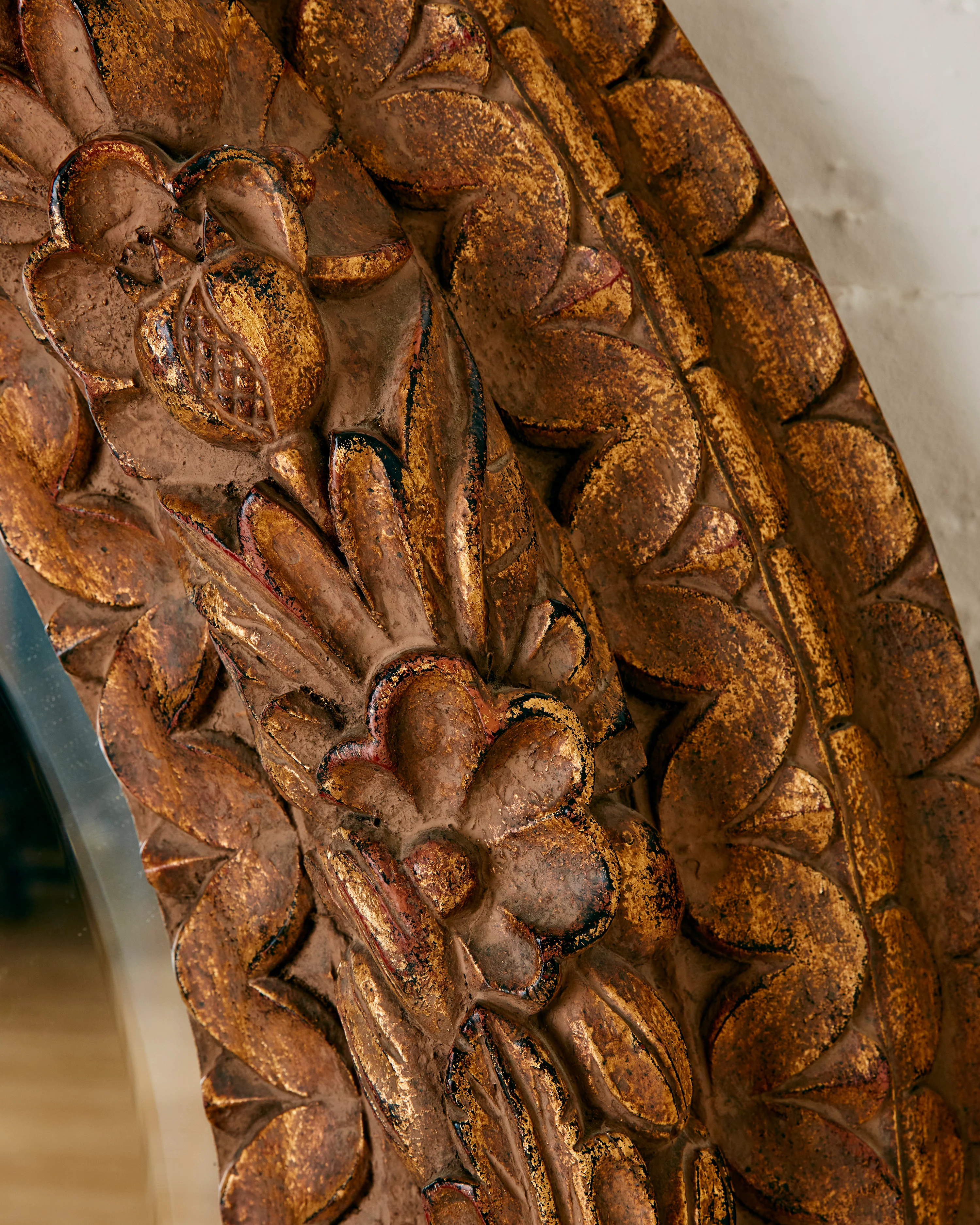 CARVED GILTWOOD MIRROR - Image 5