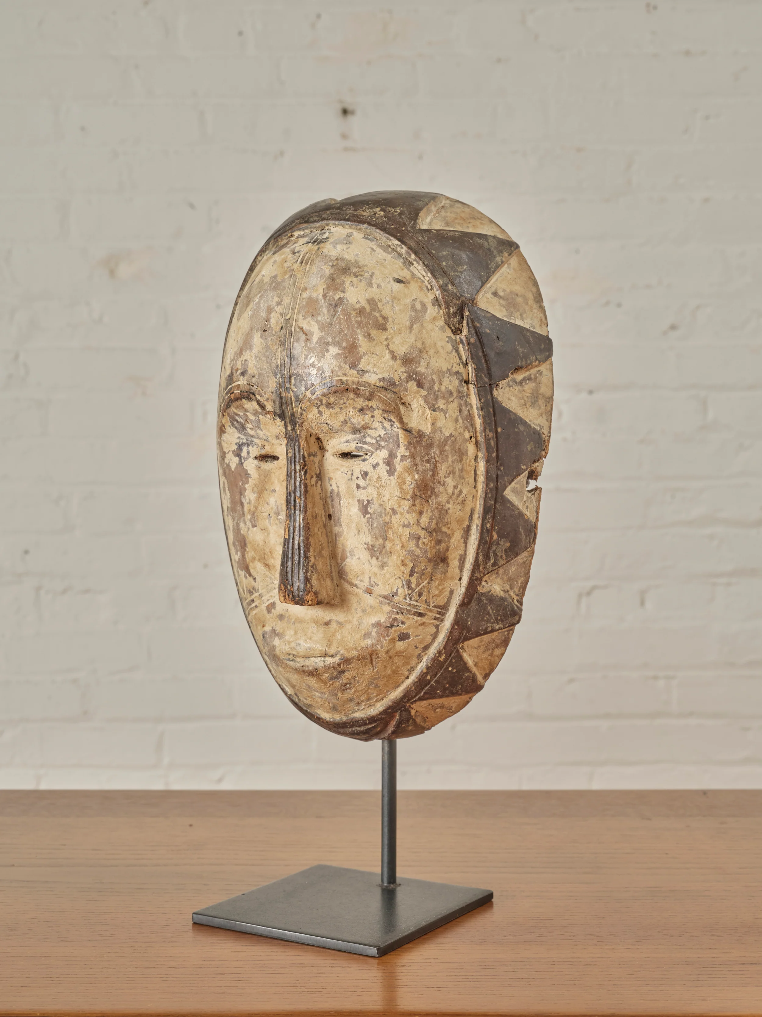 CONGOLESE FANG CARVED MASK SCULPTURE - Image 3