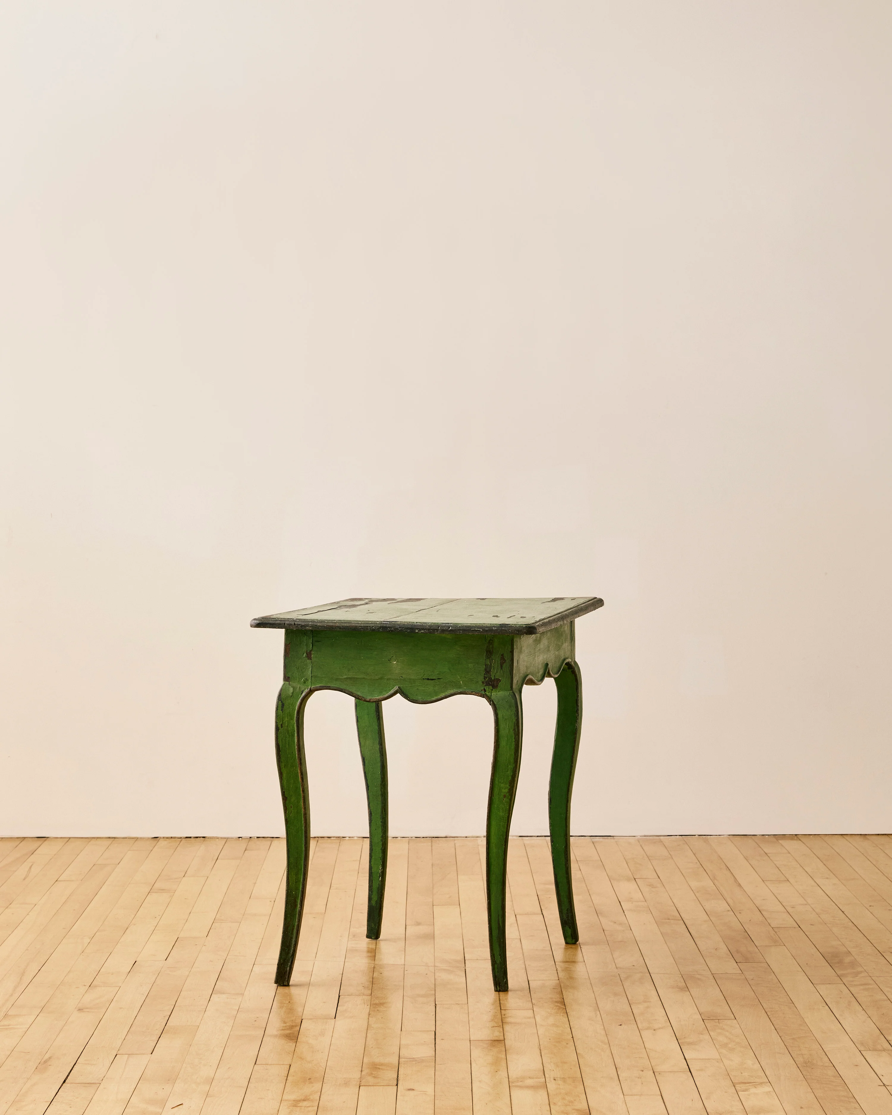 LOUIS XV STYLE GREEN PAINTED SCALLOPED SIDE TABLE - Image 3