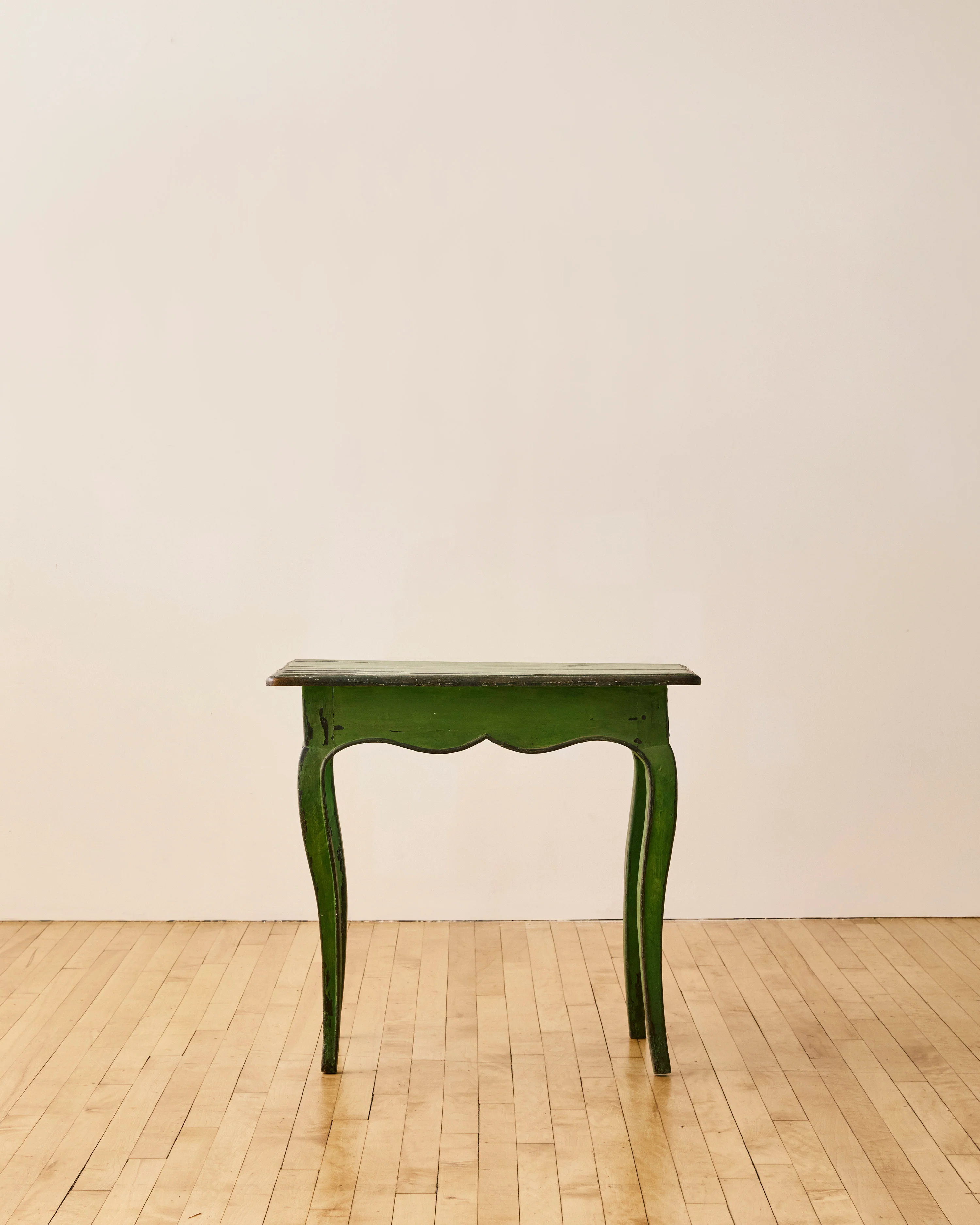 LOUIS XV STYLE GREEN PAINTED SCALLOPED SIDE TABLE - Image 4