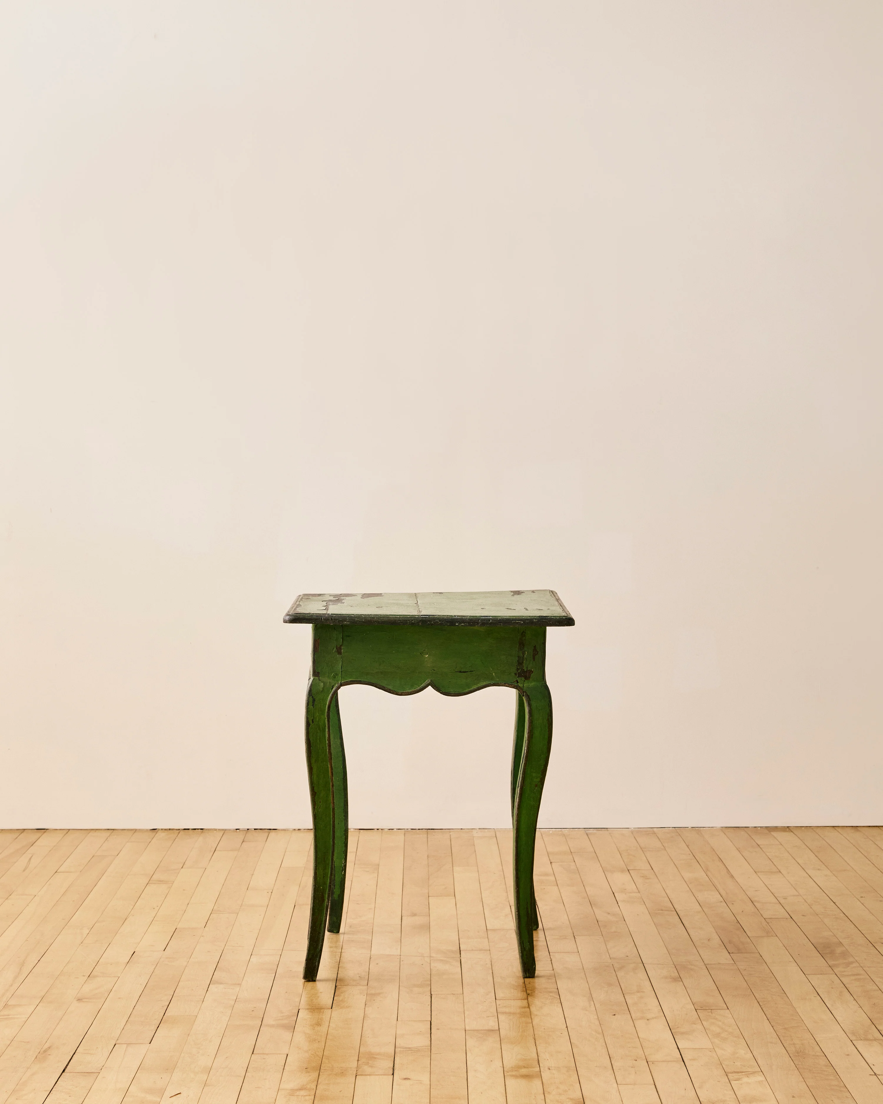 LOUIS XV STYLE GREEN PAINTED SCALLOPED SIDE TABLE - Image 5