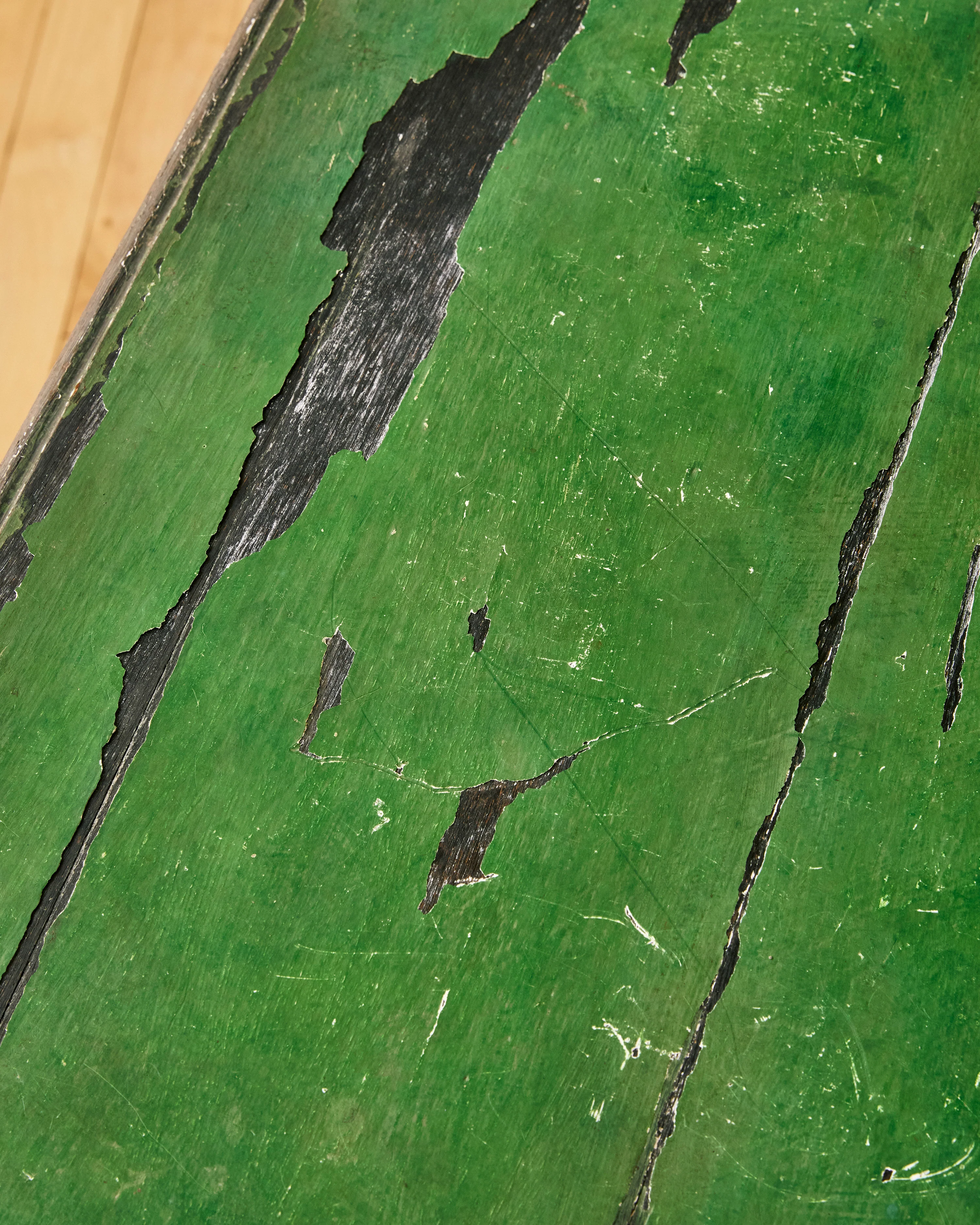 LOUIS XV STYLE GREEN PAINTED SCALLOPED SIDE TABLE - Image 7