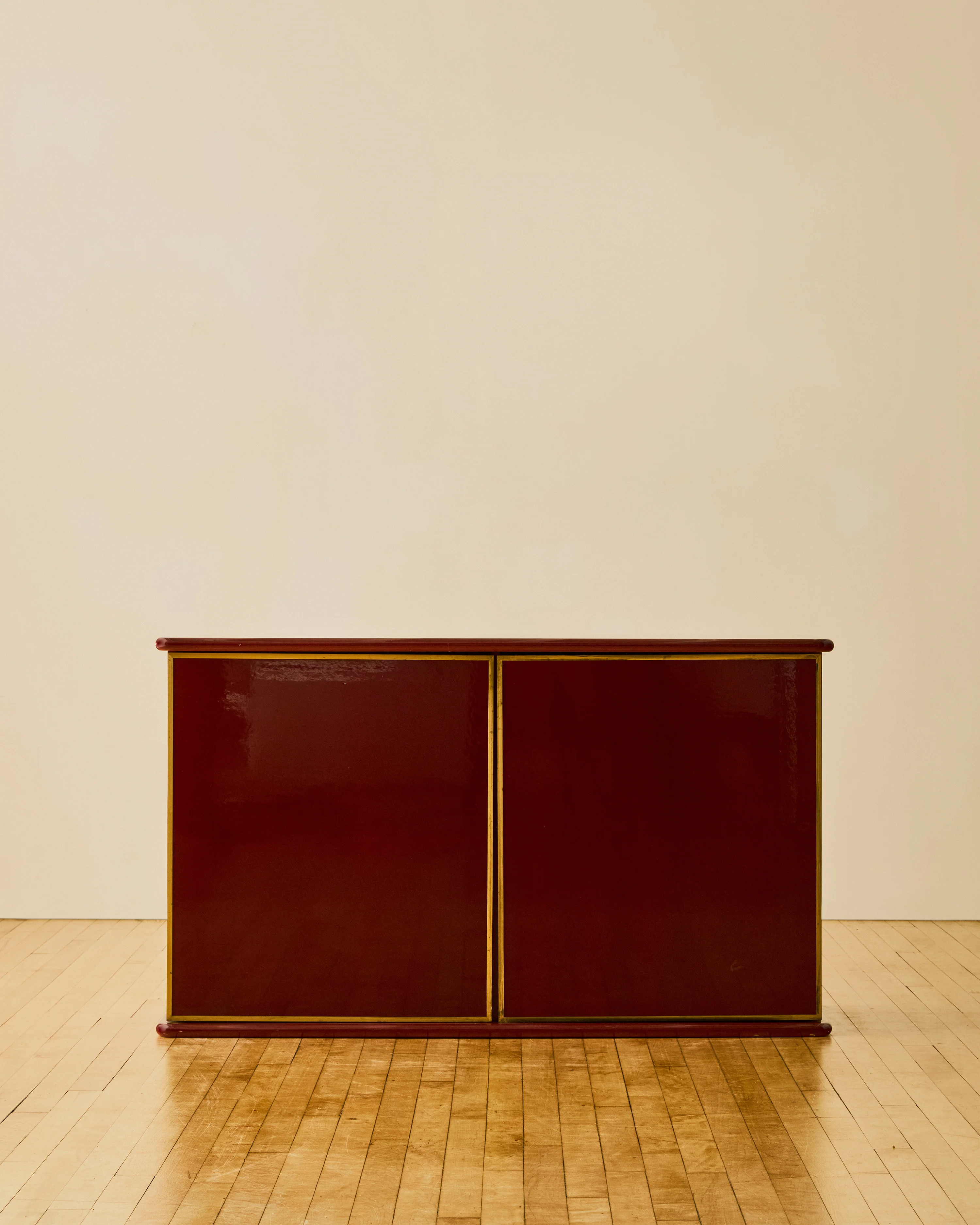 RED LACQUERED WOOD AND BRASS CREDENZA BY MARIO SABOT - Image 3