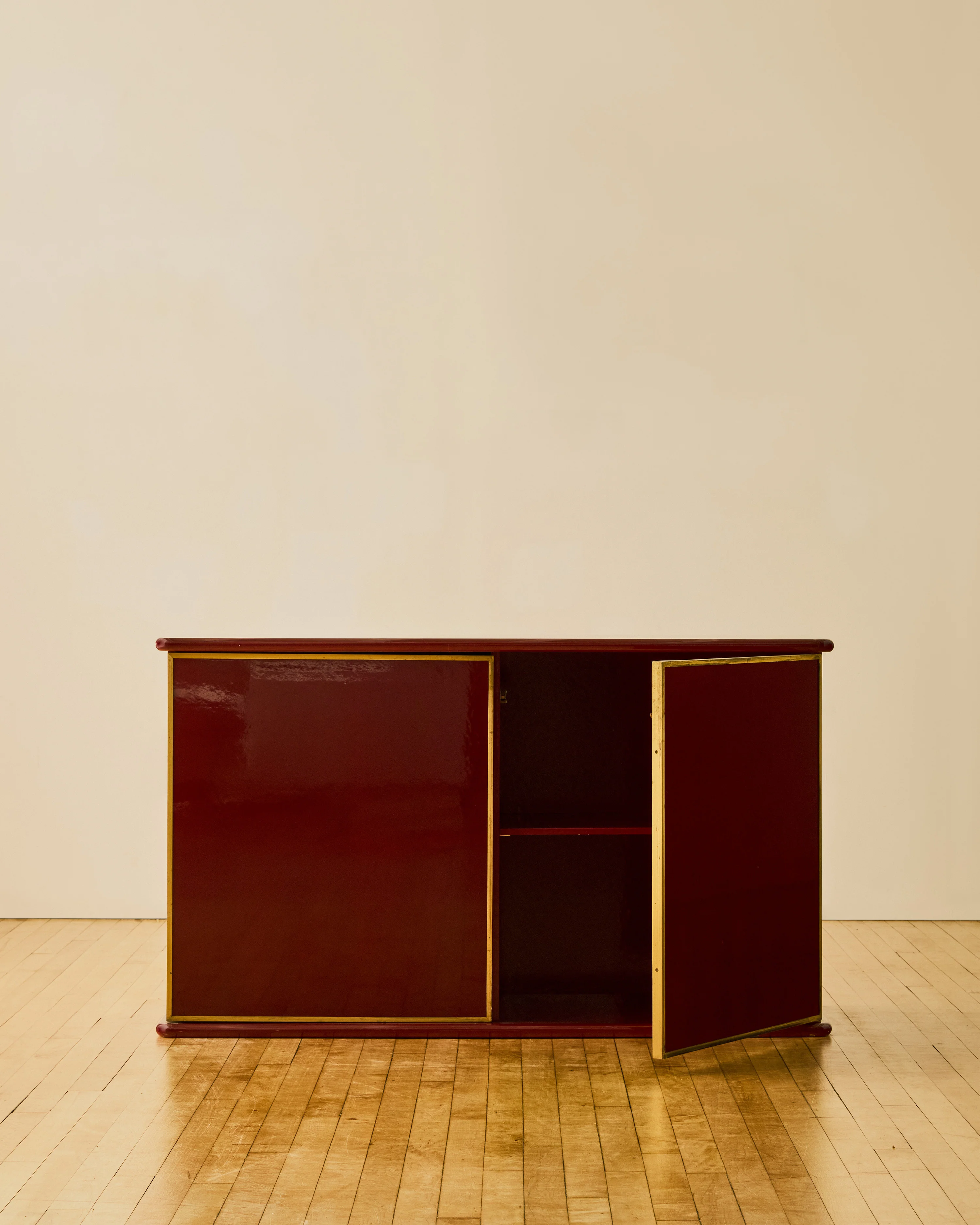 RED LACQUERED WOOD AND BRASS CREDENZA BY MARIO SABOT - Image 4