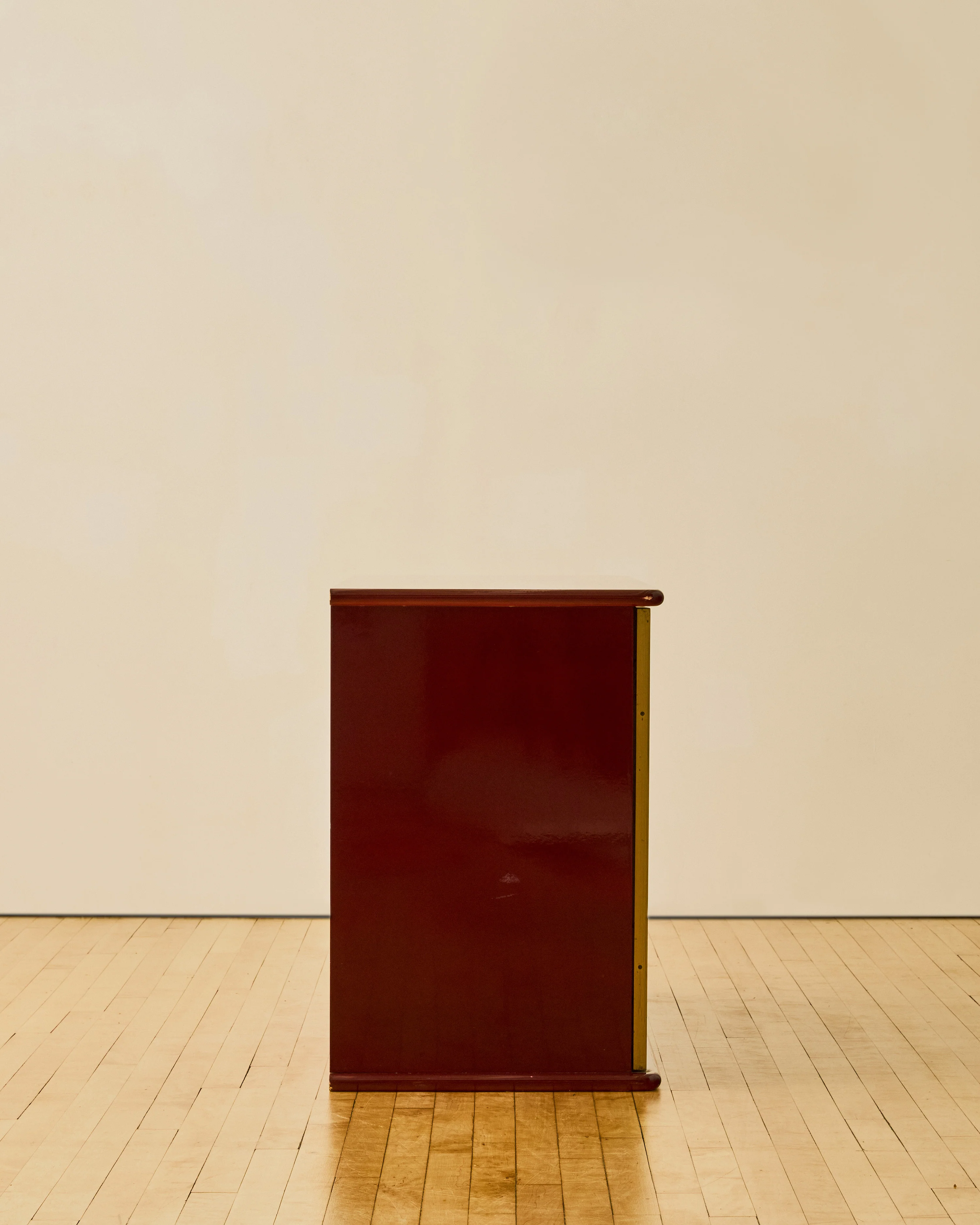 RED LACQUERED WOOD AND BRASS CREDENZA BY MARIO SABOT - Image 5