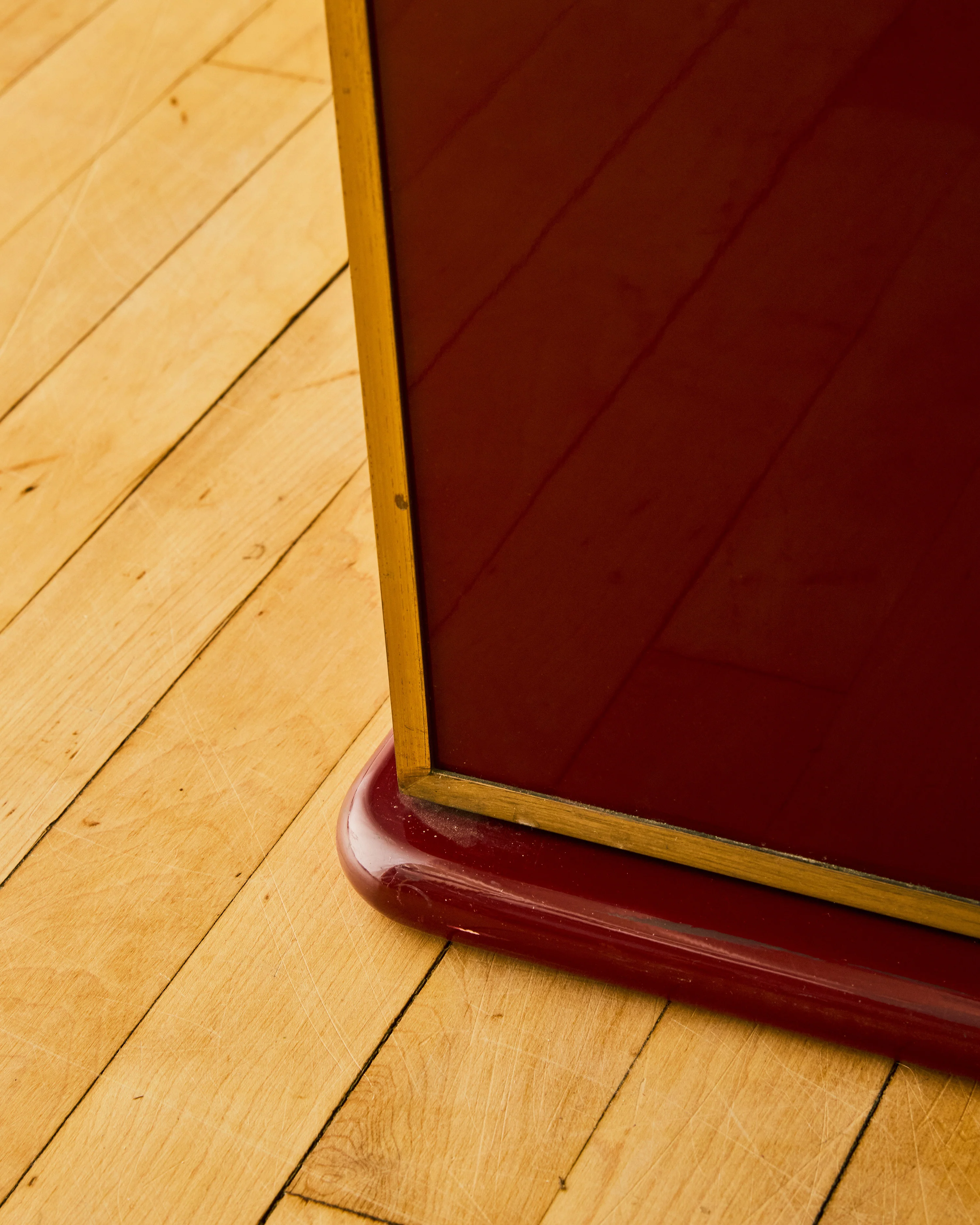 RED LACQUERED WOOD AND BRASS CREDENZA BY MARIO SABOT - Image 8