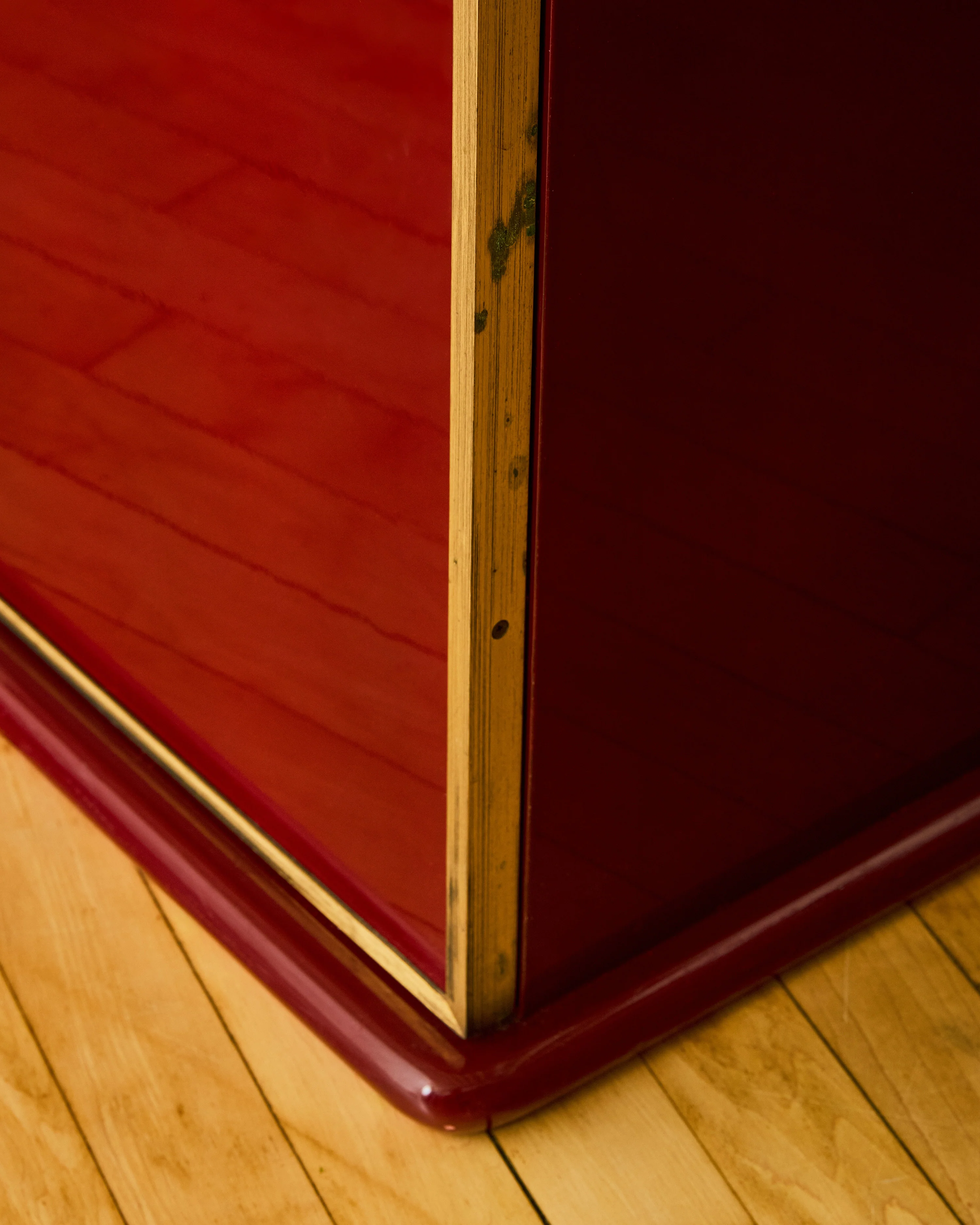 RED LACQUERED WOOD AND BRASS CREDENZA BY MARIO SABOT - Image 9