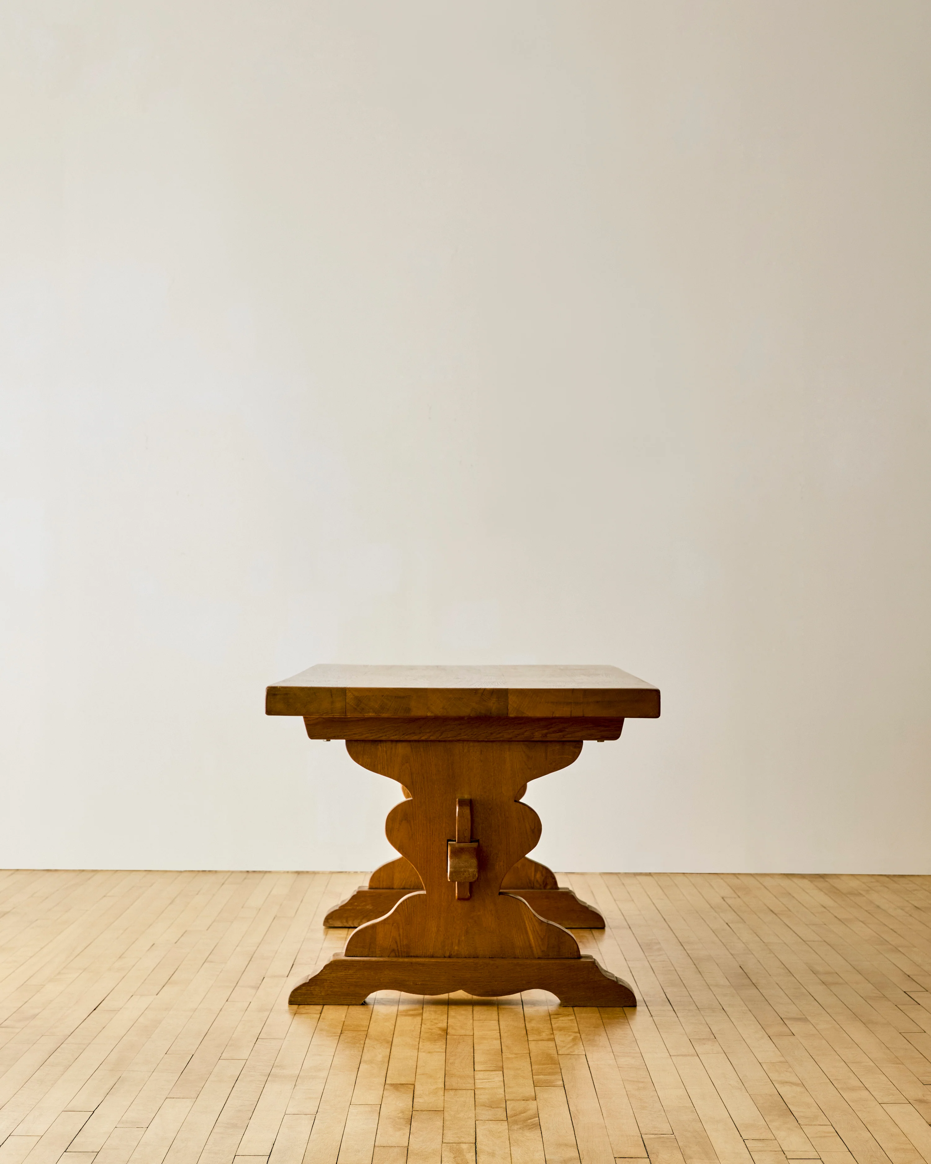 FRENCH OAK TRESTLE TABLE WITH SCALLOPED LEGS - Image 4