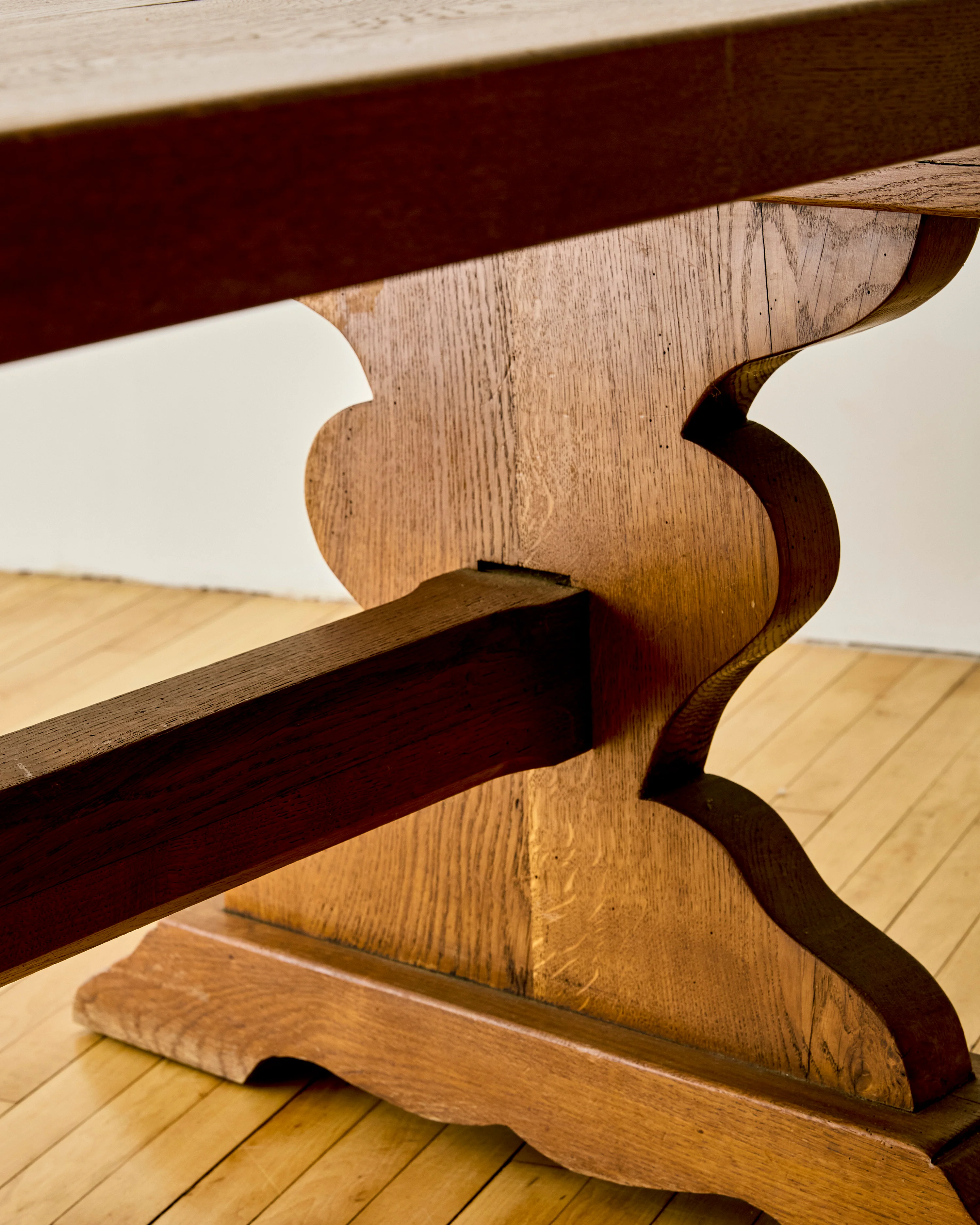FRENCH OAK TRESTLE TABLE WITH SCALLOPED LEGS - Image 6